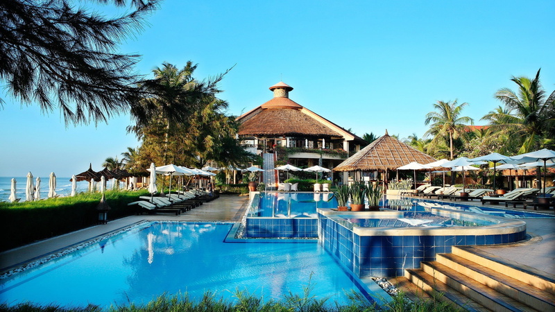 day, built structure, outdoors, 2K, tourist resort, clear sky, building exterior, sky, no people, brown, pool, nature, tree, building, architecture, palm tree