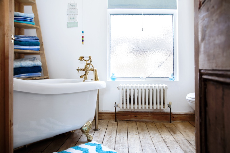 home, architecture, seat, house, no people, day, absence, wood - material, home interior, 5K, lifestyles, toilet, hygiene, bathtub, domestic room, radiator