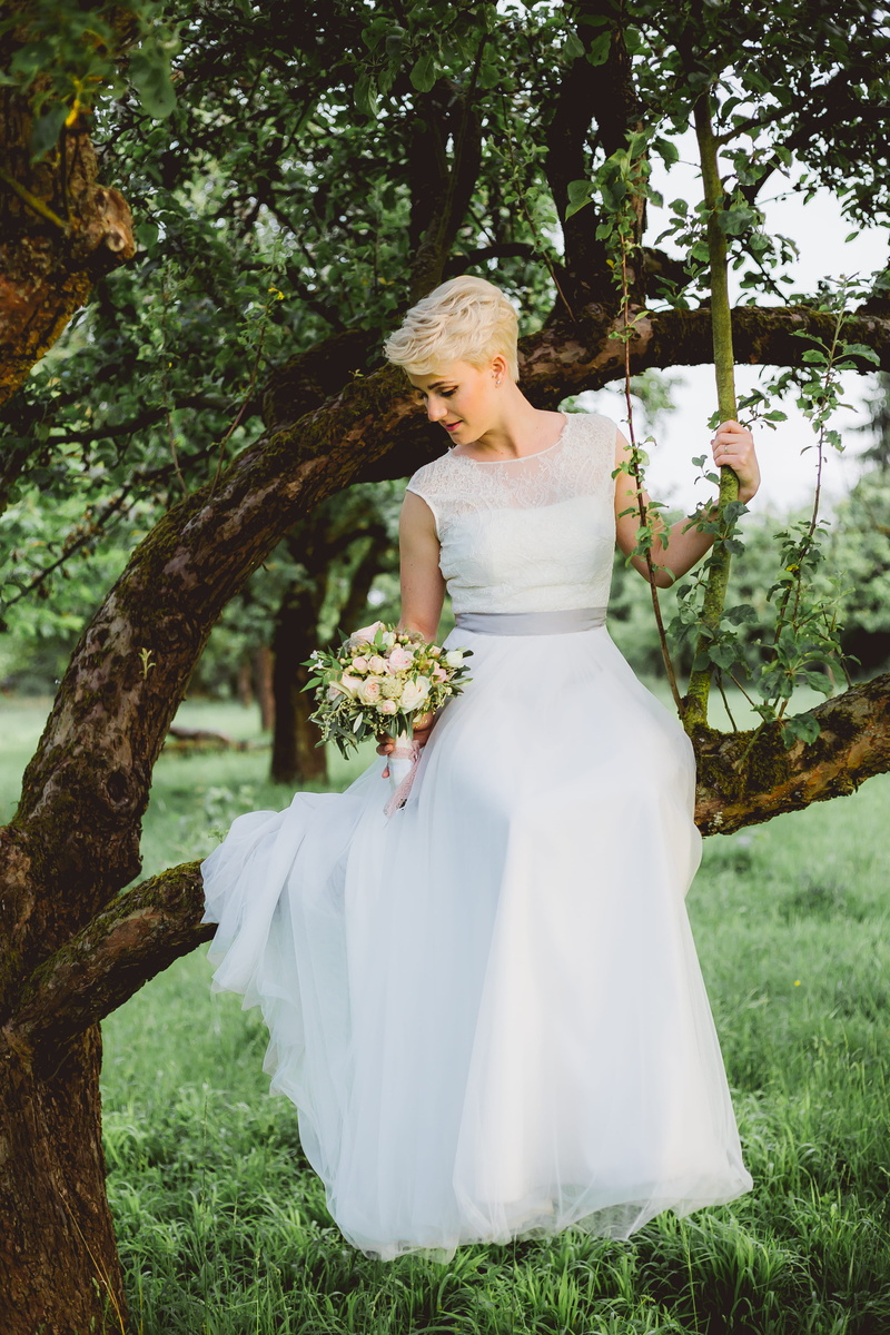portrait, celebration, women, short, woman, hair, person, real people, bouquet, event, dress, bride, life events, leisure activity, looking down, 5K, young adult