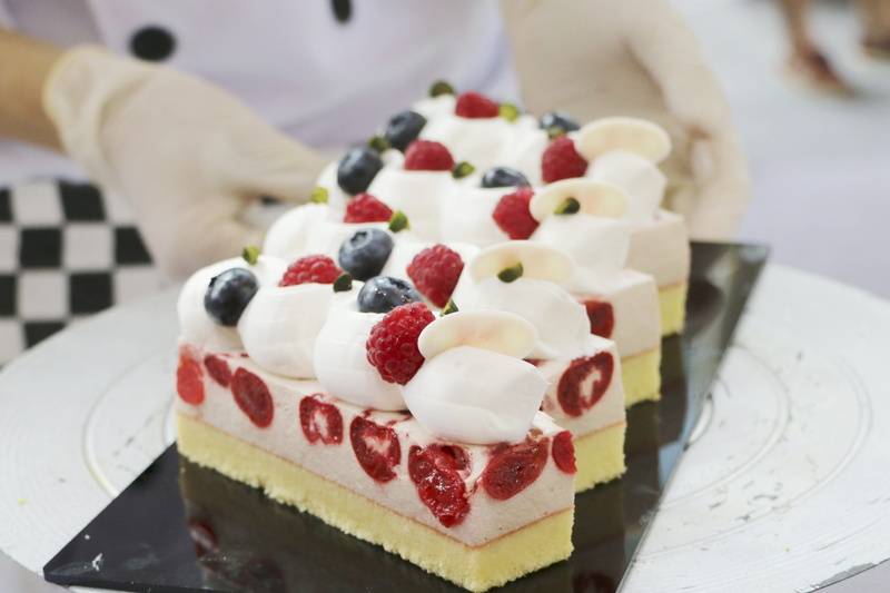 sweet food, blueberry, sliced, fruit, freshness, dessert, raspberry, ready-to-eat, chiffon cake, strawberry cake, food and drink, indoors, french food