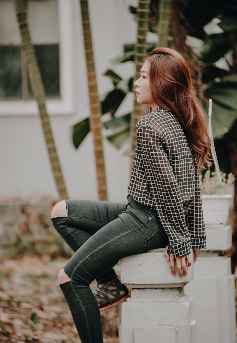 woman, one person, day, fashion, 2K, real people, hairstyle, contemplation, outdoors, leisure activity, grid, wear, casual clothing, full length, hair