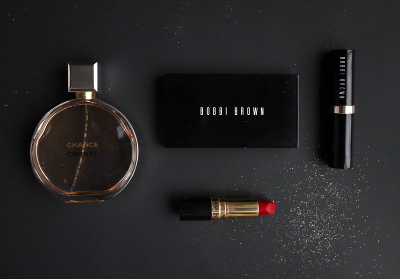 cosmetic, pallet, black, directly above, personal accessory, beauty, indoors, close-up, red, make up, no people, make-up brush, 4K, lay, beauty product