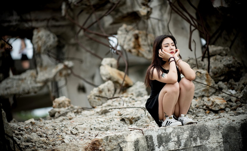 leisure activity, outdoors, lifestyles, sitting, squatting, full length, real people, hair, focus on foreground, women, hairstyle, one person, adult, beautiful woman