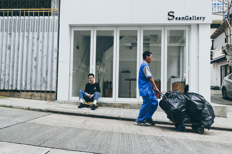 architecture, women, hongkong, casual clothing, urbanjungle, building exterior, full length, young men, sitting, urban, streetphotography, togetherness