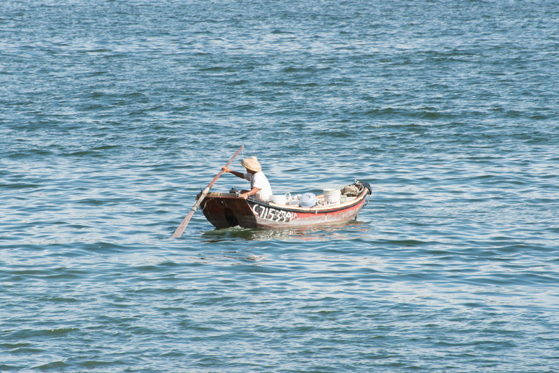 outdoors, real people, boat, day, fisherman, transportation, men, 5K, sailor, mode of transportation, one person, lifestyles, nautical vessel, holding