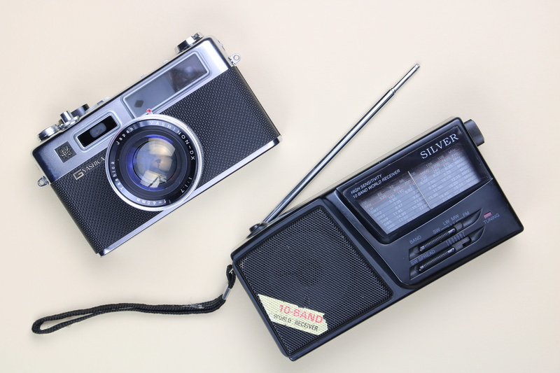 single object, cut out, black color, cell phone, slr camera, technology, personal accessory, black, silver, stereo, radio, digital camera, camera, mobile phone