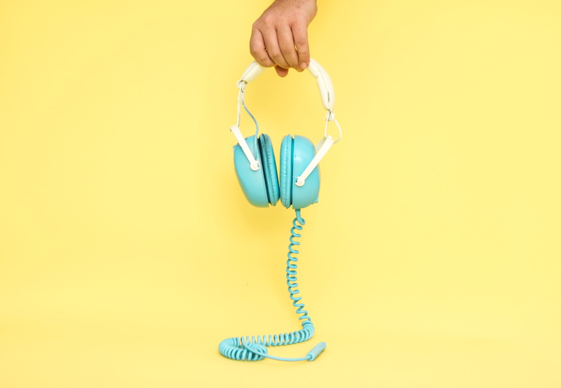 economy, colored background, cable, landline phone, 4K, headphones, screen, heart, human body part, indoors, ipod shuffle, copy space, studio, ipod, vienna