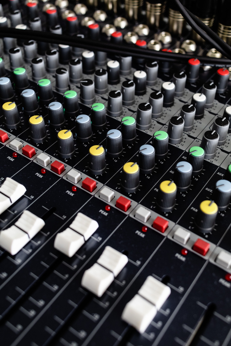 video gaming, cd player, electrical device, electrical equipment, close-up, stereo, push button, mixing, arts culture and entertainment, hardware, keyboard