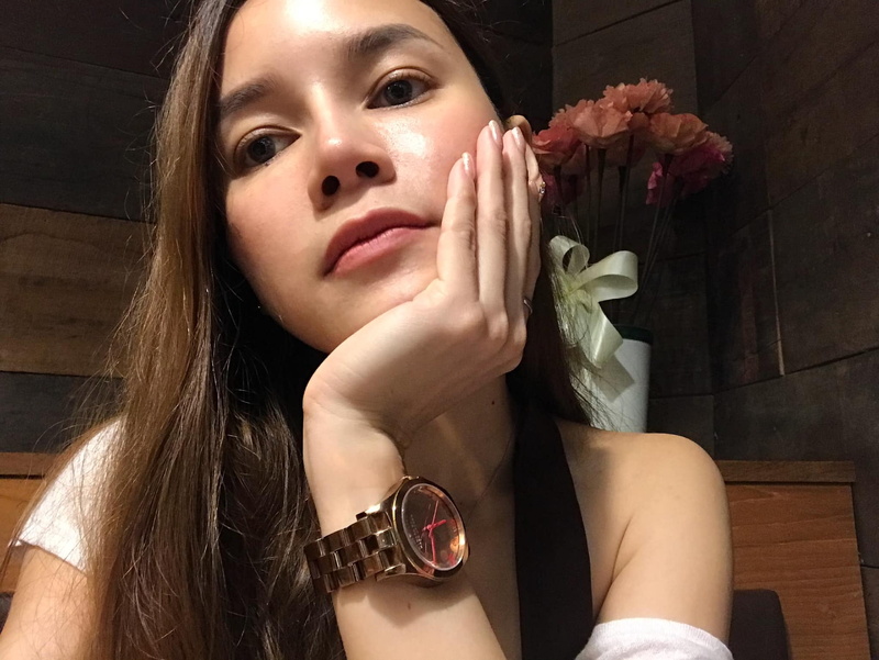 young women, long nails, looking at camera, Lanchakorn Yeunyaw, front view, portrait, beauty, lifestyles, one person, clocks, headshot, indoors, beautiful woman