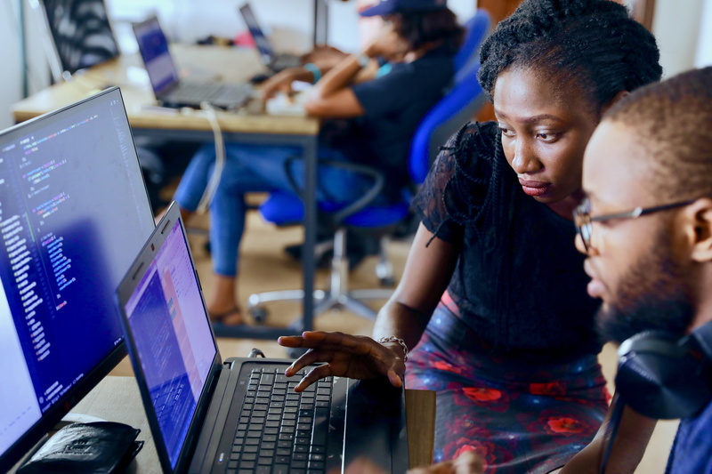 colloboration, man, developer, near, woman, business, 5K, computer, connection, women in tech, people, focus on foreground, wireless technology, sitting
