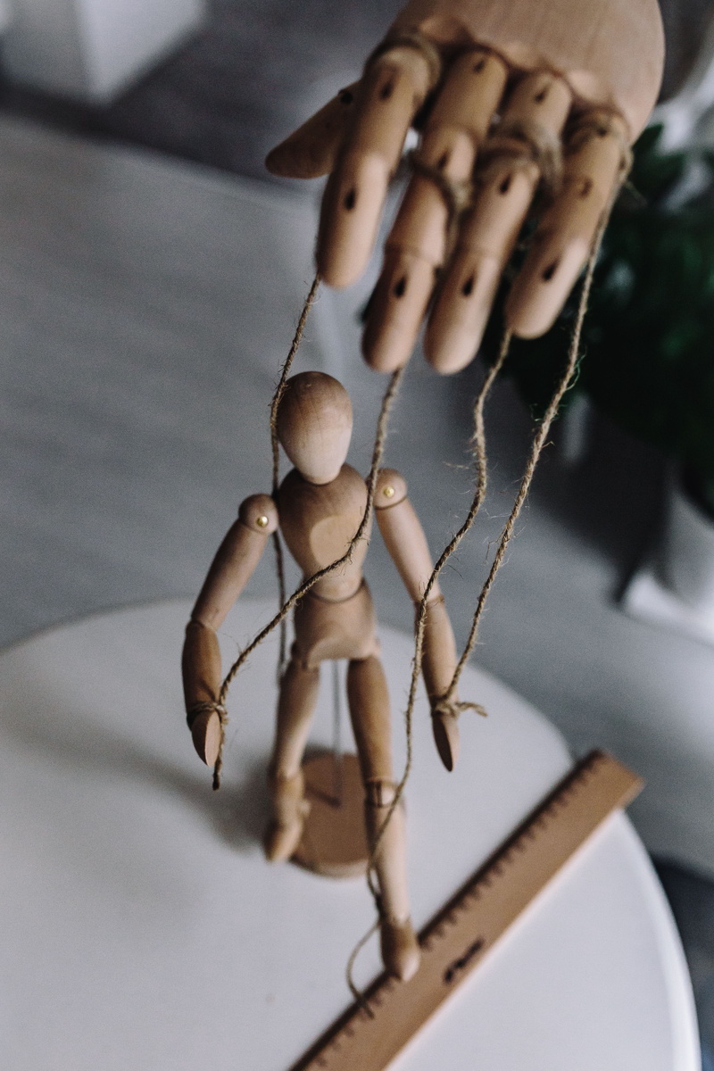 poses, 4K, brown, hanging, yarn, nature, various, toy, wood, human representation, pencils, focus on foreground, day, selective focus, puppet, no people