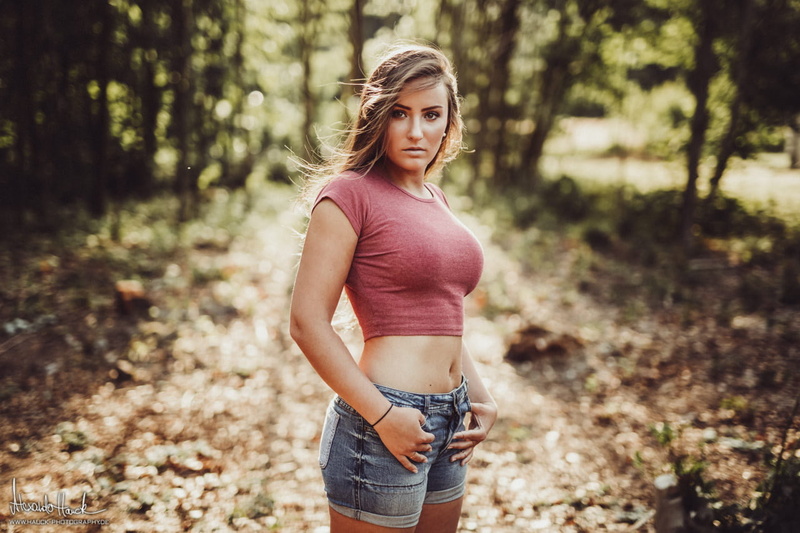 portrait, sports clothing, young adult, belly, hair, healthy lifestyle, women, clothing, casual clothing, tree, lifestyles, blond hair, nature, outdoors