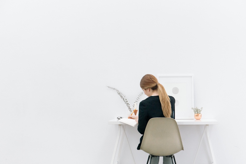 adults only, businesswoman, business, 2K, copy space, young adult, wearing, note pad, desk, seat, hairstyle, adult, shirt, sleeved, chair, activity, one woman only