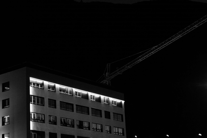 apartment, built structure, night, nature, low angle view, obscurite, grue, lumiere, 4K, rue, building exterior, clear sky, crane - construction machinery