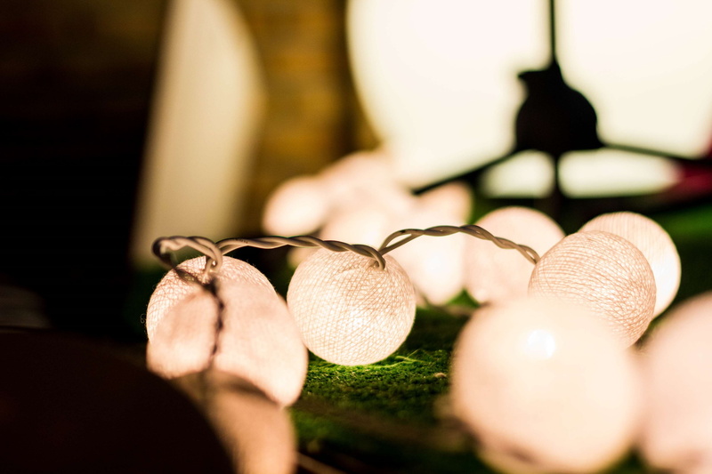 adult, hat, close-up, night, lamp, hand, selective focus, lights, focus on foreground, light, craft, guirlande, still life, bar, atypical, lumiere, nature
