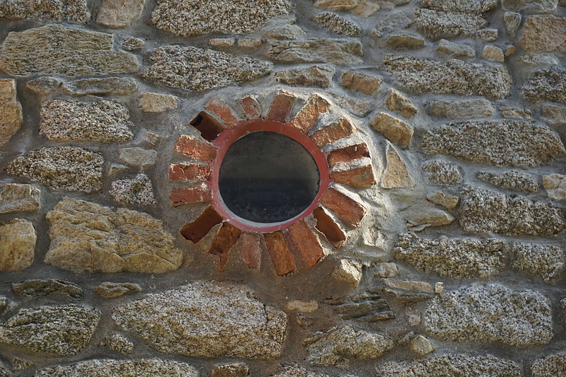 wall, circle, lumiere, solid, old, no people, stone wall, metal, pipe - tube, vieux, shape, oeil de boeuf, maison ancienne, hole, architecture, wall - building feature