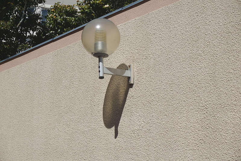 architecture, tree, building exterior, lumiere, lighting equipment, shadow, outdoors, metal, rue, day, clairage, built structure, textured, wall - building feature
