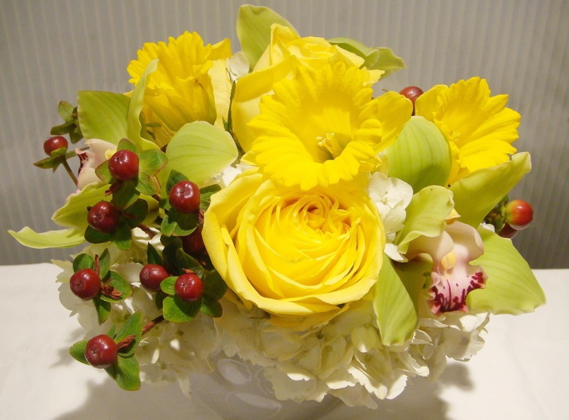 petal, vulnerability, vase, magical, decoration, wood - Material, yellow, table, romance, leaf, bunch of flowers, daffodils, bouquet, plant, flowering plant