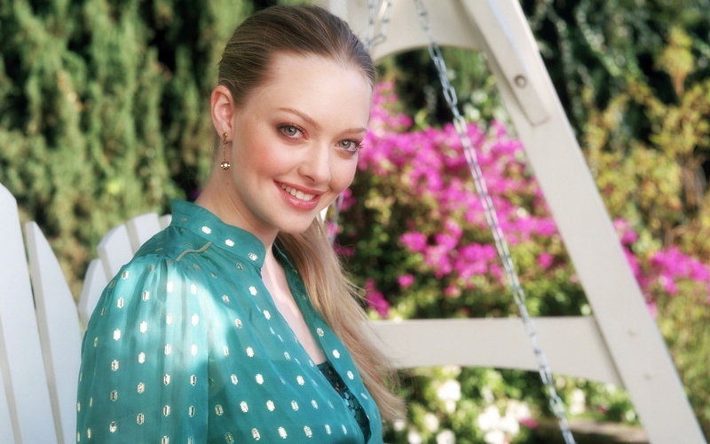 looking at camera, growth, seyfried, beauty, flower, portrait, amanda, hairstyle, women, Amanda Seyfried, actress, young women, one person, 1080P, hair
