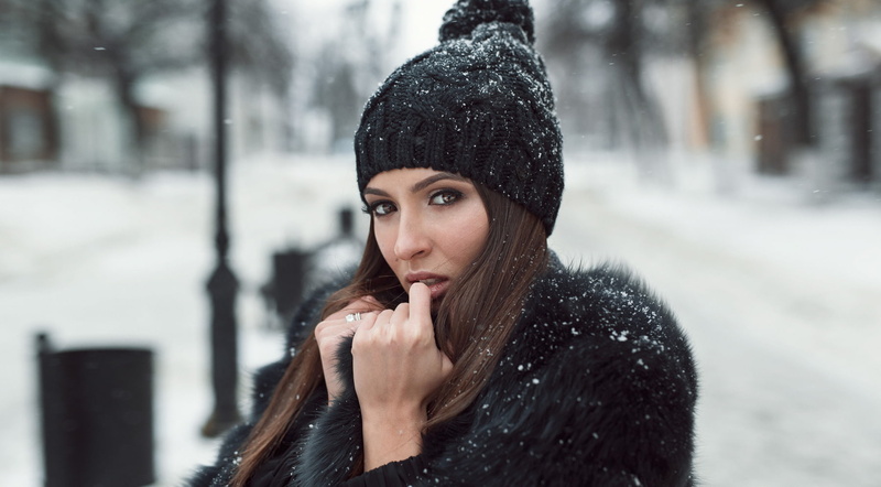 model, warm clothing, Public, women, woolly hat, one person, women outdoors, beautiful woman, snow, 720P, hairstyle, Alexey Slesarev, focus on foreground