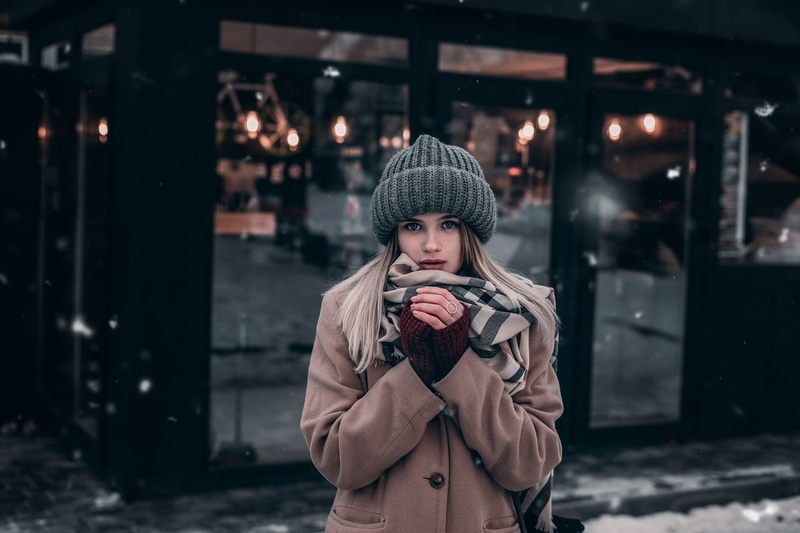 women outdoors, sweater, portrait, coats, brown coat, Wool cap, winter, looking at viewer, women, cold, 1080P, bonnet, scarf, blonde, depth of field