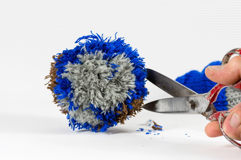 lifestyles, body part, bobble, close-up, one person, 5K, round, scissors, blue, white background, art and craft, hand labor, human finger, indoors, human limb