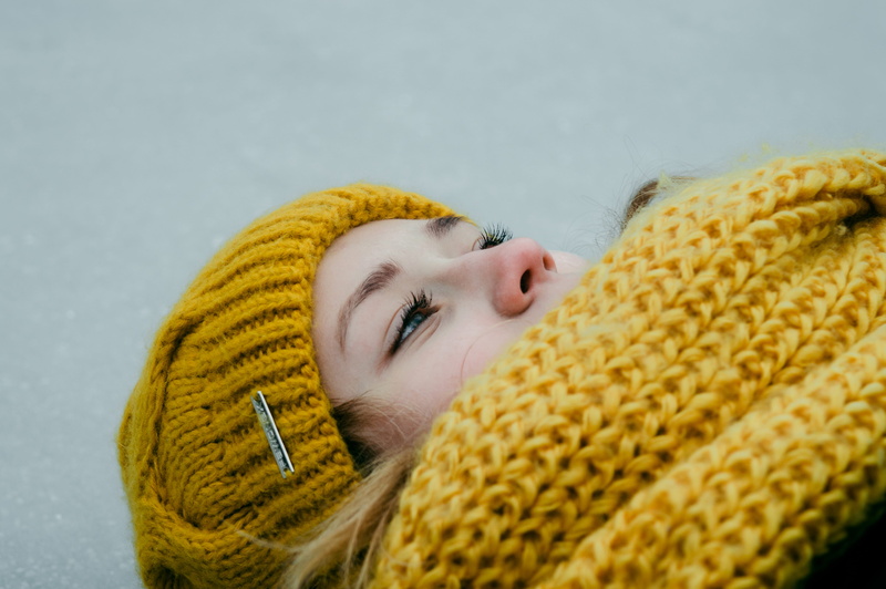 indoors, relaxation, lying down, beanie, human face, pretty, leisure activity, headshot, person, frost, beautiful girl, young women, wear, snow, cold, women