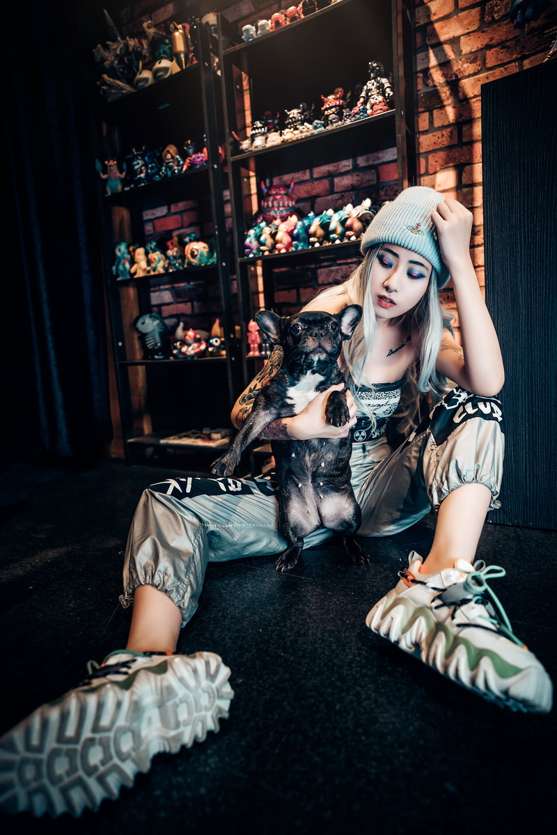 Asian, 1080P, women indoors, dyed hair, makeup, model, Wool cap, women, indoors, hat, on the floor