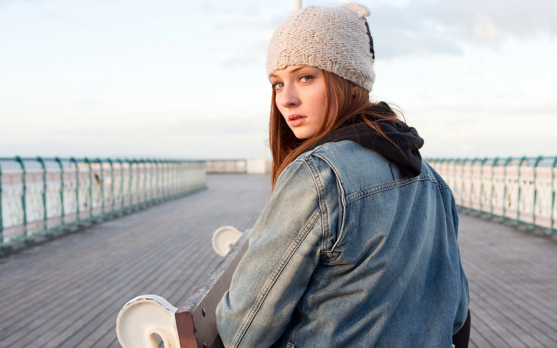 warm clothing, beautiful woman, scarf, adult, leisure activity, real people, hat, hairstyle, 2K, clothing, portrait, winter, sky, casual clothing, outdoors