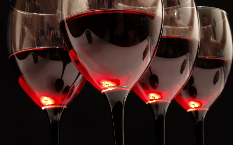 close-up, 1080P, luxury, black background, glass - material, refreshment, household equipment, indoors, glass, studio shot, wine bottle, no people, food and drink