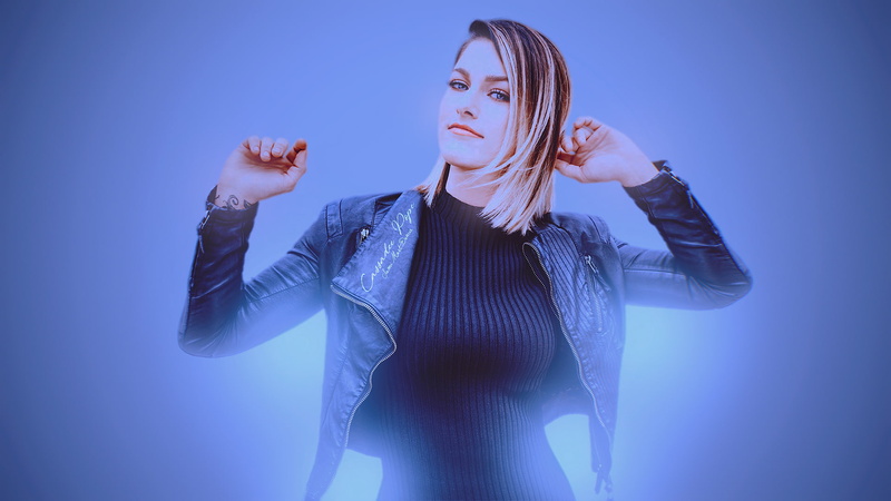 tattoo, blonde, brunette, 1080P, blue eyes, simple background, Cassadee Pope, women, singer