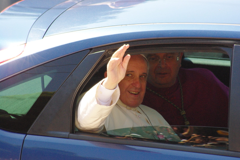 mode of Transport, men, greetings, Pope, catolico, smiling, transportation, Auto, only men, mode of transportation, Francis, mature Adult, francis, looking at camera