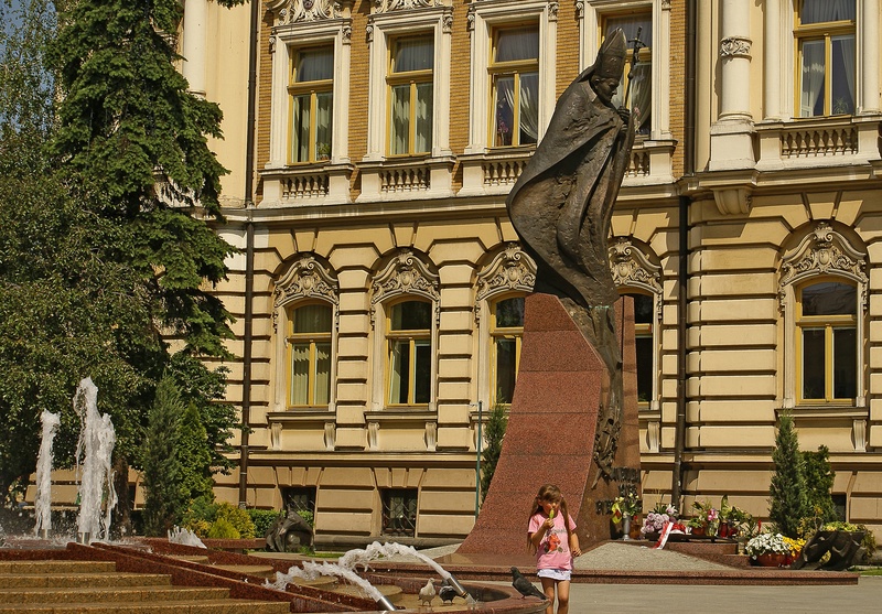 lifestyles, tree, one person, new filtrate, environment, representation, nature, architecture, pope, women, building, day, figure, the market, real people