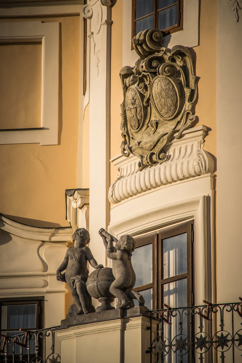 statue, ornate, metal, history, 5K, built structure, craft, front, seat, statuary, day, carving - craft product, art and craft, human representation, representation