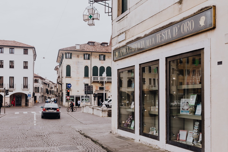 street, Italy, incidental people, footpath, transportation, 2K, castelfranco veneto, buildings, car, built structure, day, city, residential district