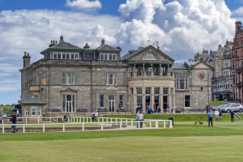men, building exterior, old course, grass, real people, cloud - sky, city, sky, group of people, architecture, 4K, green color, day, travel destinations