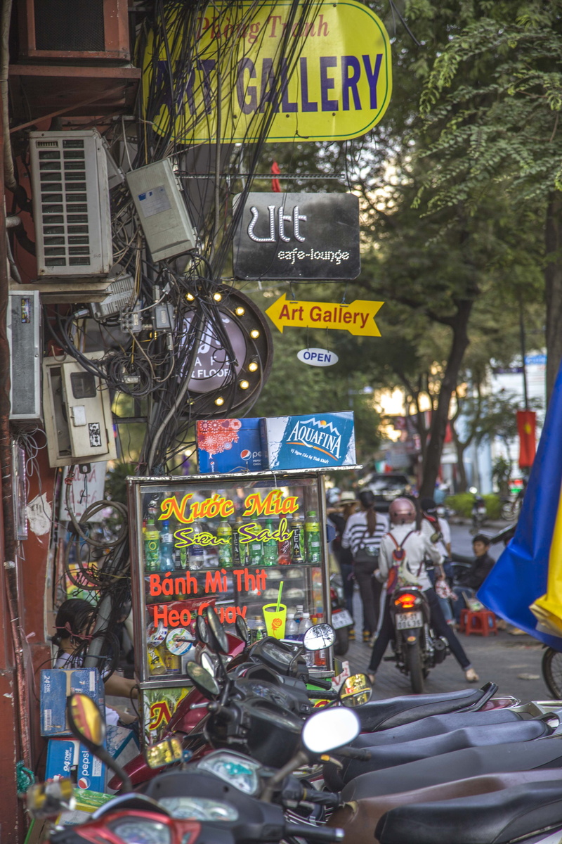 wire, non-western script, mode of transportation, land vehicle, script, architecture, signs, city, transportation, real people, street, group of people