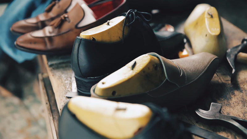 shoe, close-up, 2K, variation, group of objects, large group of objects, day, human, indoors, sole of shoe, workshop, boot, art, photographer, picture frame
