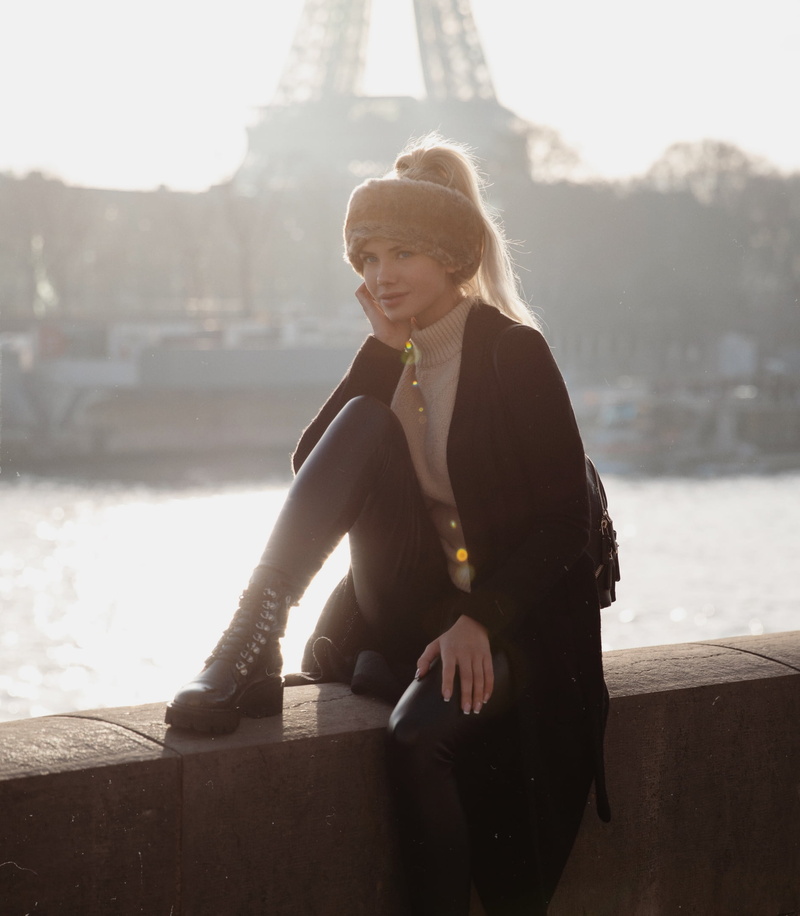 portrait display, blonde, Aleksandr Mavrin, Russian women, Nata Lee, women, depth of field, 1080P, women outdoors, model, looking at viewer, boots, winter