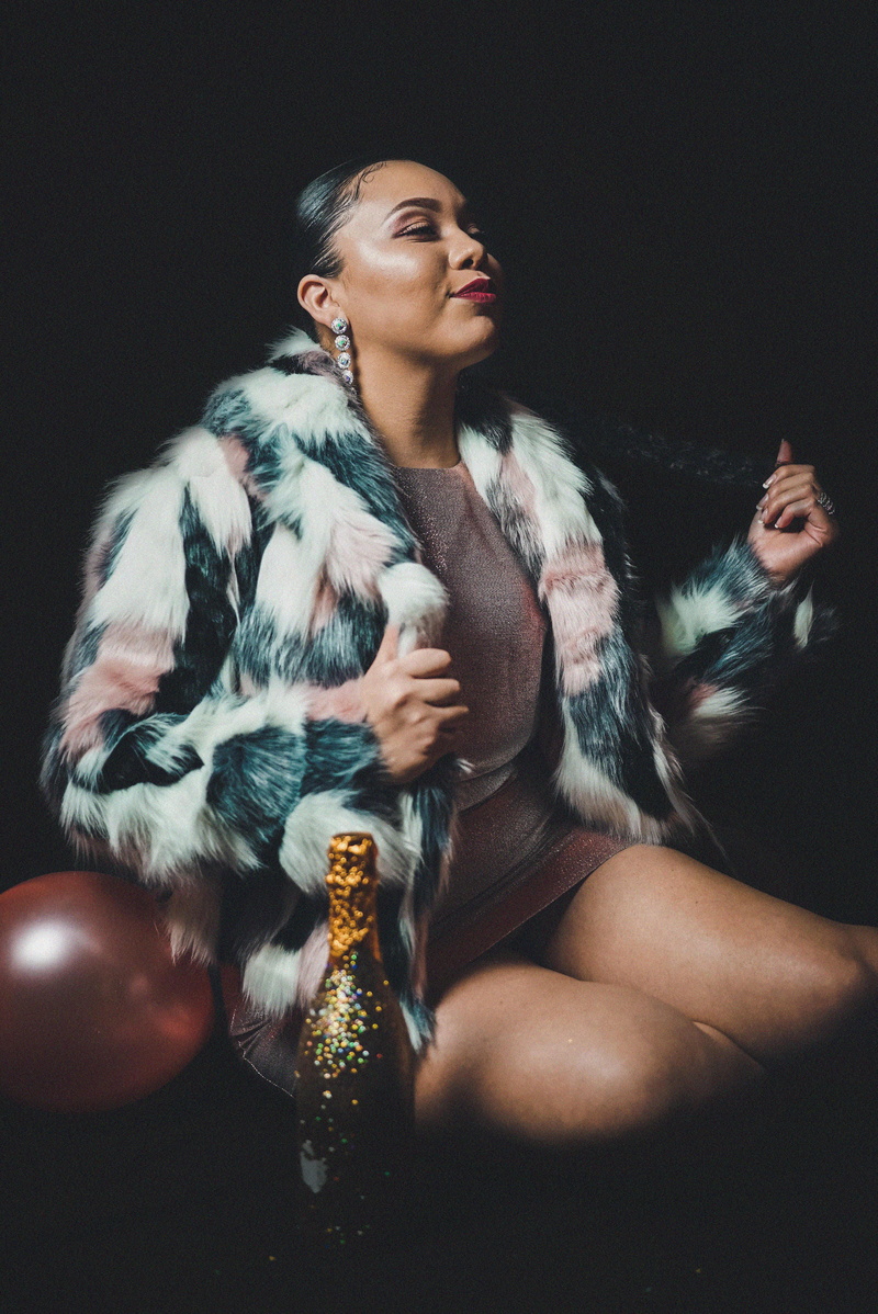 4K, leisure activity, beauty, skin, wine, jacket, boot, sweater, warm clothing, shoe, apparel, footwear, fashion, coat, fur, lifestyles, white, beside