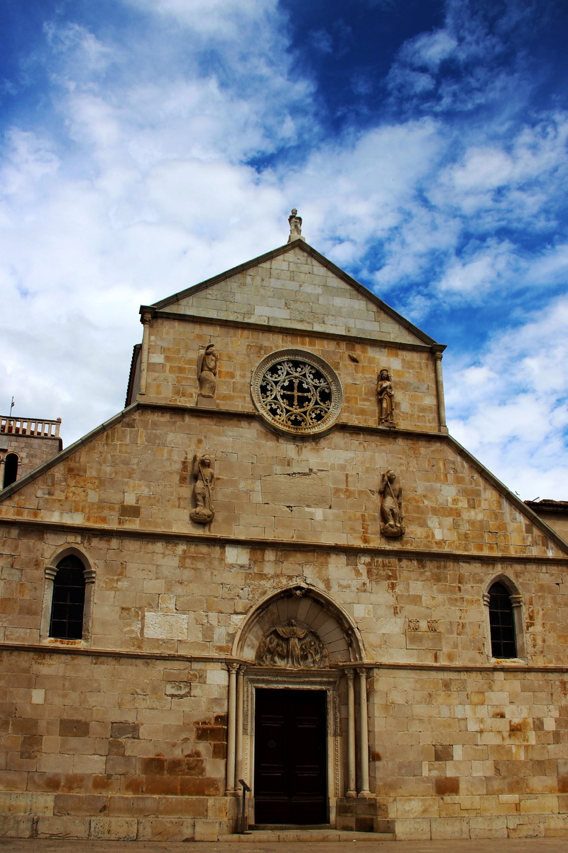 belief, sky, outdoors, nature, pag, cloud - sky, place of worship, arch, history, marie, low angle view, religion, built structure, architecture, day, clock