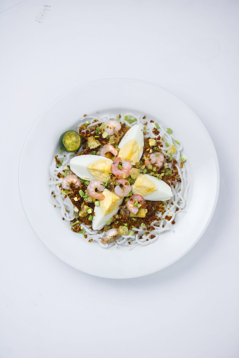 noodles, freshness, salad, serving size, egg, plate, dine, white, white background, vegetable, healthy eating, garnish, shrimp, table, temptation, eat