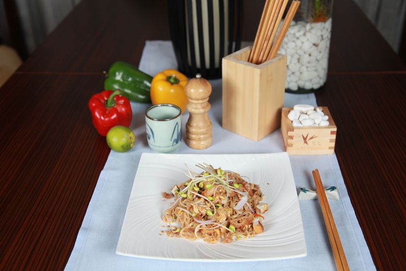 onion, delicious, healthy lifestyle, near, carbohydrates, soy, spaghetti, plate, chop, noodles, stirfry, pepper, meal, healthy eating, 5K, place mat, vegetables