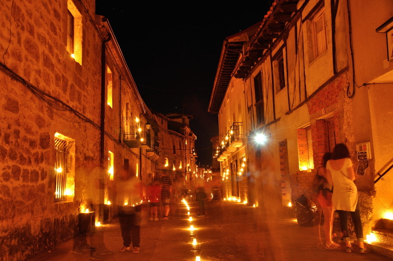 europe, Peñaranda, alley, Night, rear view, lifestyles, Filipino, direction, group of people, building Exterior, adult, illuminated, 1080P, real people