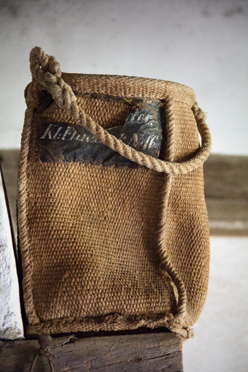 fibers, single object, partial view, texture, structure, textile, gift bag, yarn, jute bag, wall - building feature, fabric, indoors, natural material