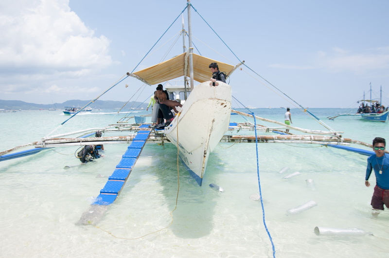 beach sand, boats, filipino, outdoors, costa, transportation, sky, sand beach, summer, 4K, men, edge of the sea, rope, praia mansa, mode of transportation