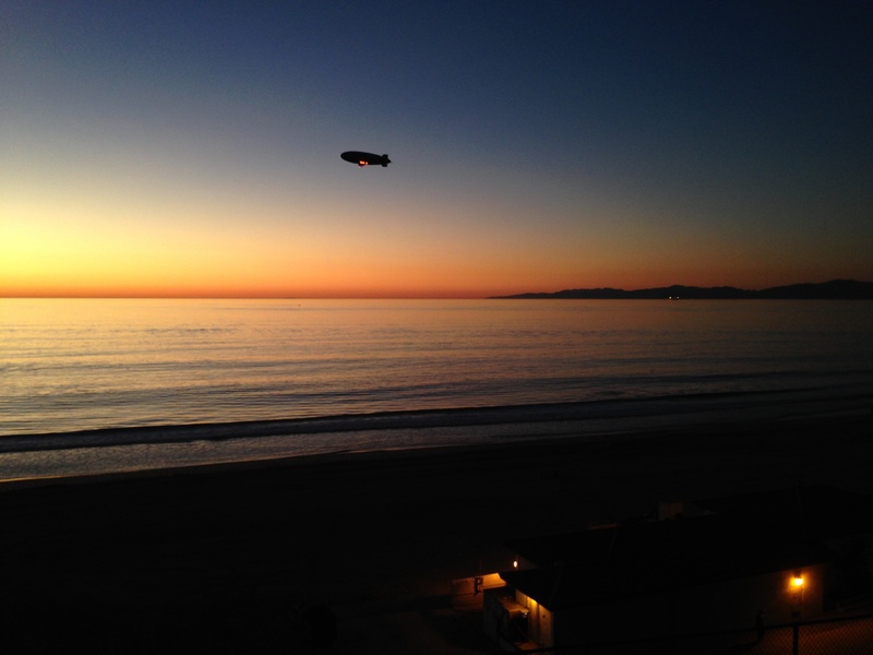 vertebrate, airship, beach, silhouette, bird, blimp, 2K, sea, sky, peaceful, horizon, no people, water, horizon over water, flying, one animal, mid-air