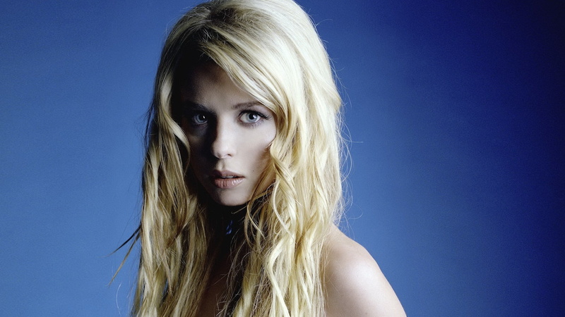 Tara Reid, blue background, face, 1080P, blonde, women