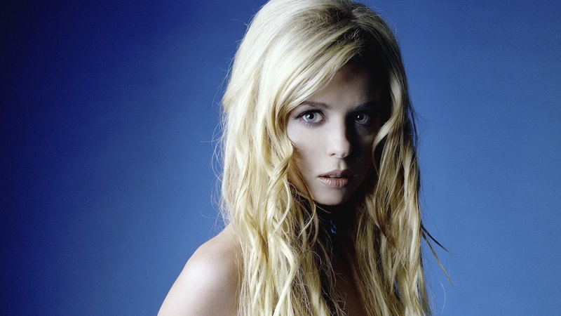 blue background, colored background, headshot, young women, one person, portrait, hairstyle, teenager, looking at camera, 1080P, beautiful woman, blond hair