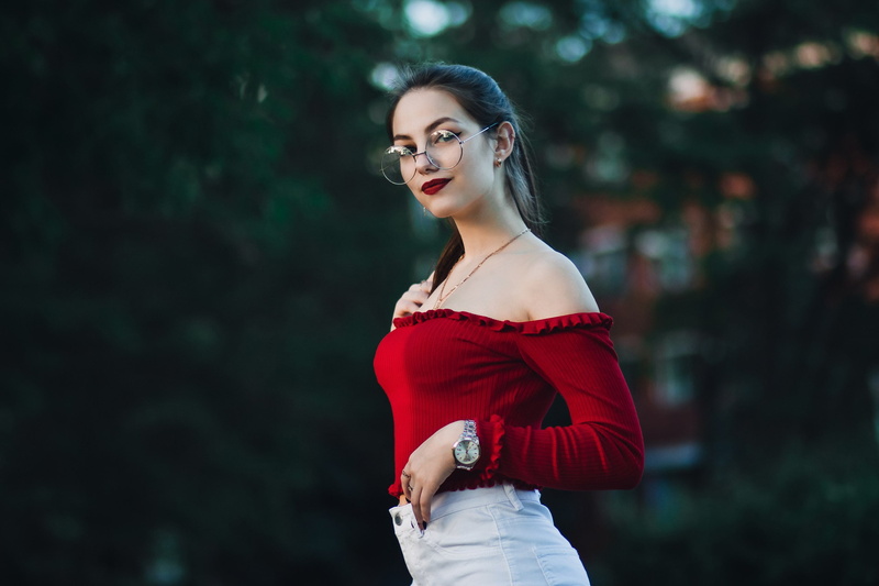 three quarter length, red, eyeliner, portrait, standing, beautiful woman, looking at camera, 2K, leisure activity, women outdoors, women, women with glasses